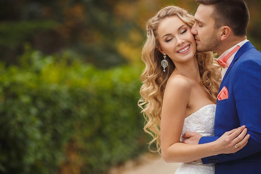 How to Choose a Bridal Hairstyle That Lasts All Day
